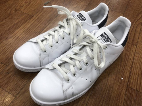 スニーカーのアディダス(adidas)