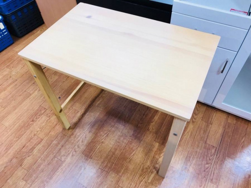 家具のテーブル