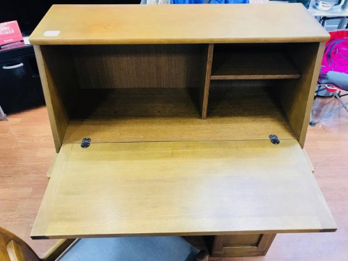 テーブルのライティングビューロー