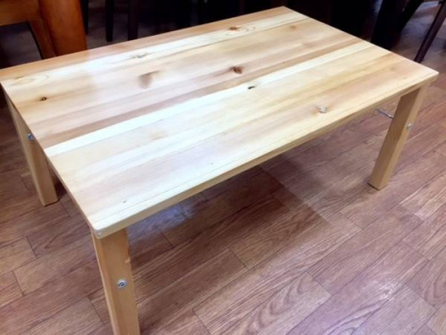 家具のテーブル
