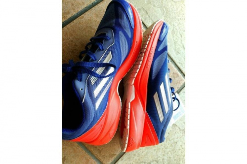 スニーカーのadidas