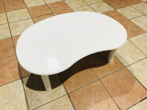 家具のテーブル