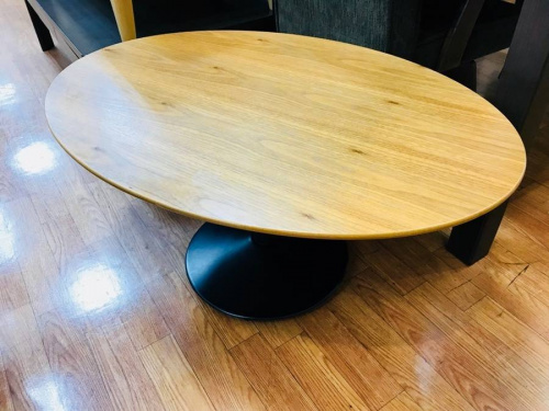 生活家具のテーブル