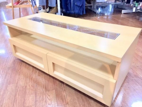 家具のテーブル