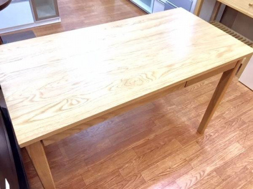 家具のテーブル