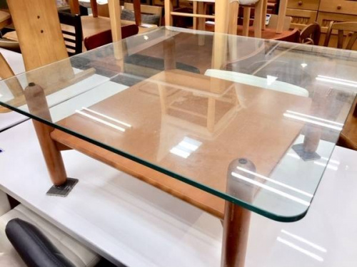 家具のテーブル