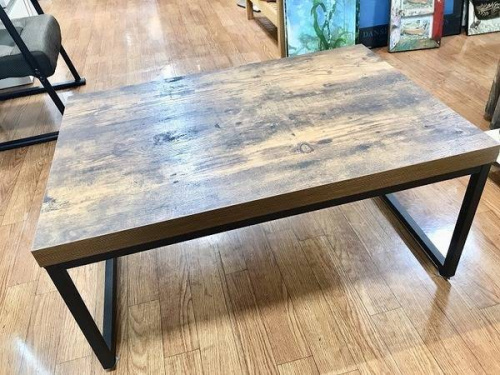 家具のテーブル