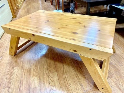 家具のテーブル