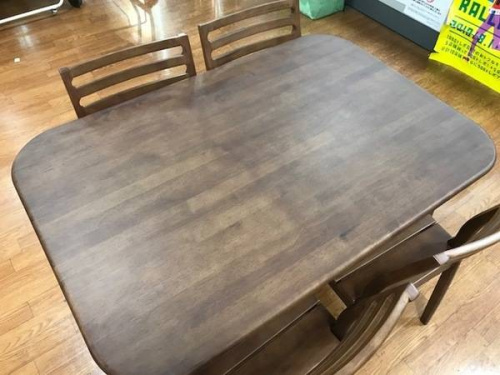 ダイニングセットのダイニングテーブル