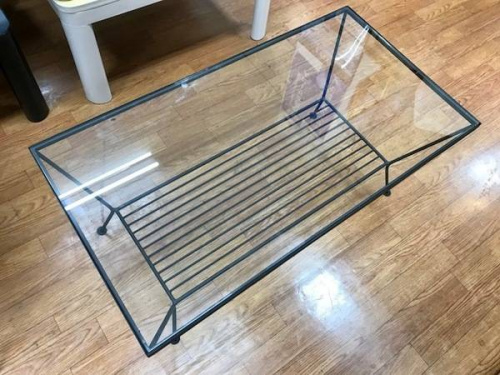 家具のテーブル