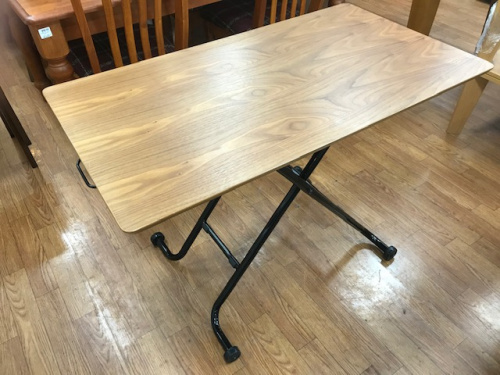 家具のテーブル