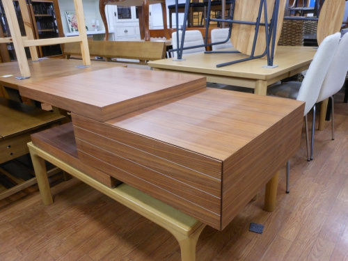 家具のテーブル