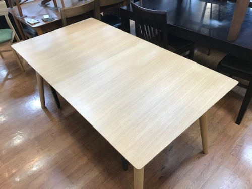 家具のテーブル