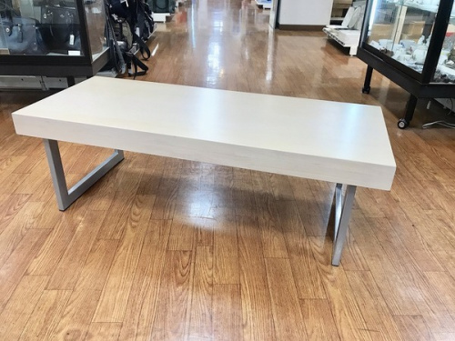 家具のテーブル