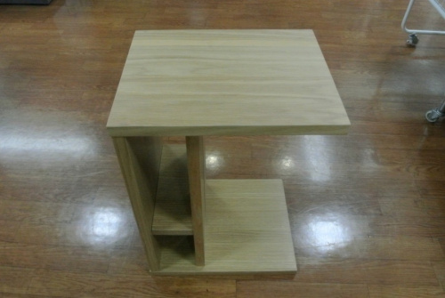 生活家具のテーブル