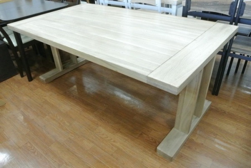 生活家具のテーブル