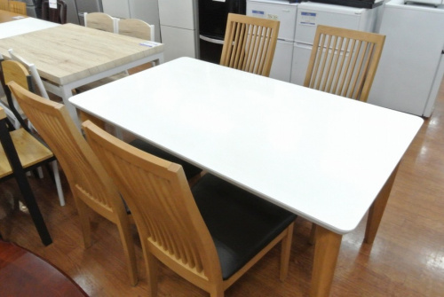 生活家具のテーブル