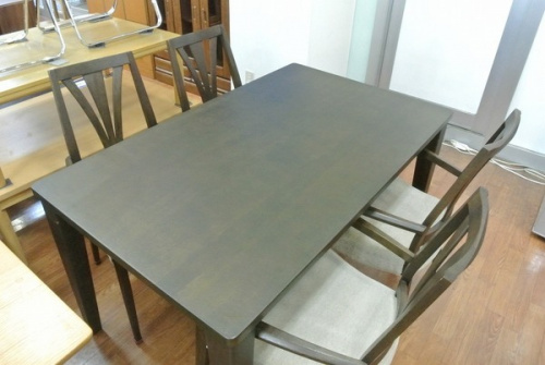 生活家具のテーブル