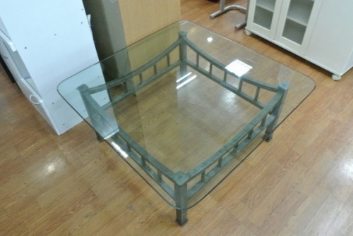 生活家具のテーブル