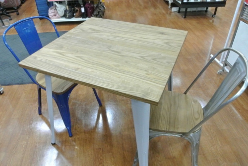 生活家具のテーブル