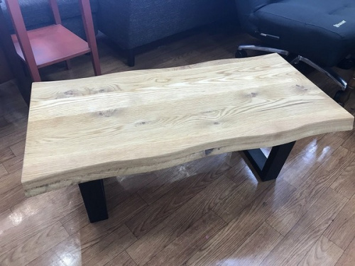 生活家具のテーブル