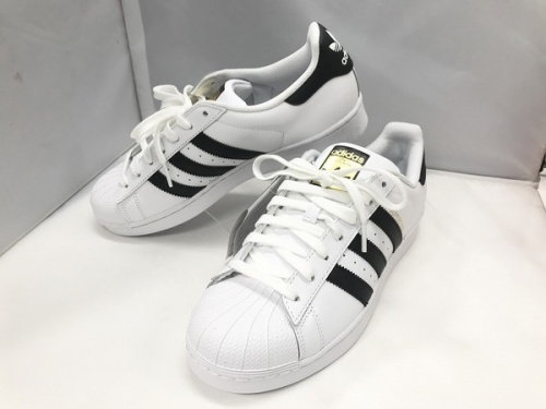 靴のスニーカー