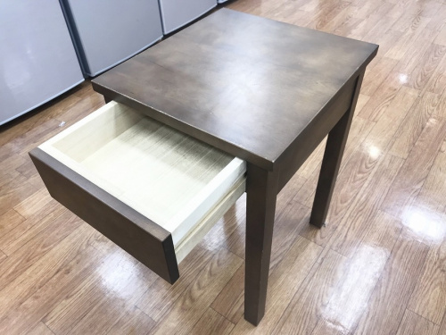 生活家具のテーブル