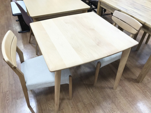 生活家具のテーブル