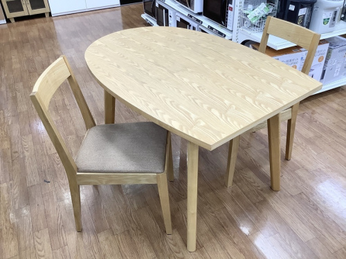 生活家具のテーブル