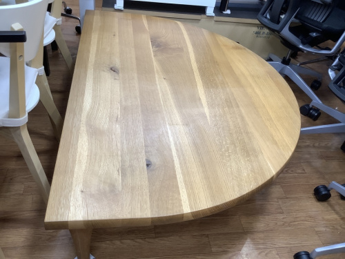生活家具のテーブル