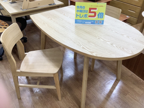 生活家具のテーブル