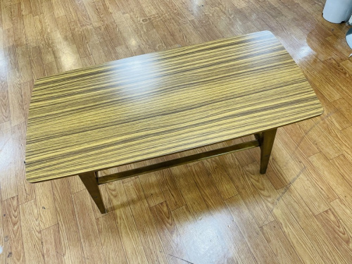家具のテーブル