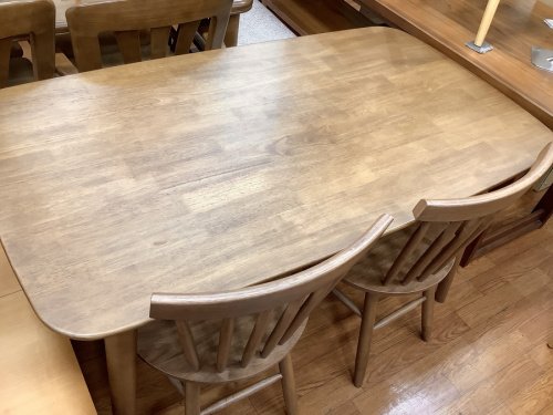 生活家具のテーブル