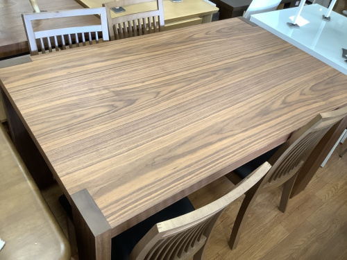 生活家具のテーブル