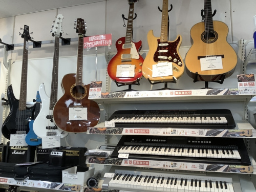 中古楽器店のギター