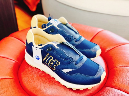 靴のスニーカー