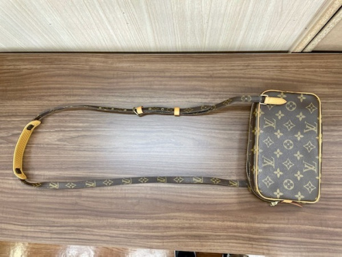 ポーチのマルリーバンドリエール