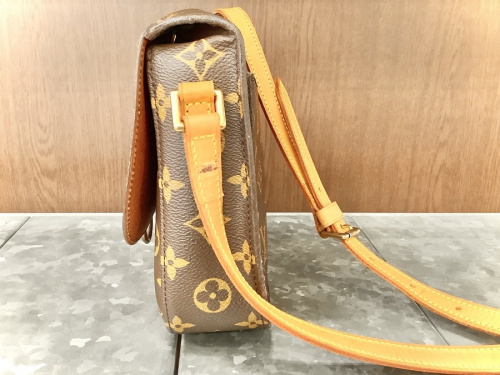 バッグのショルダーバッグ