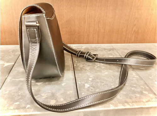 バッグのショルダーバッグ