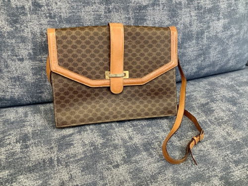 バッグのフラップショルダーバッグ