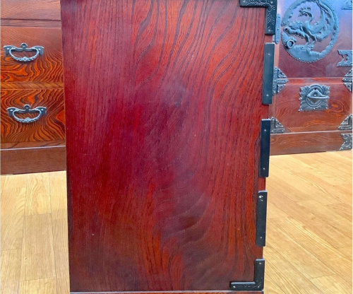 漆仕上げの岩谷堂箪笥