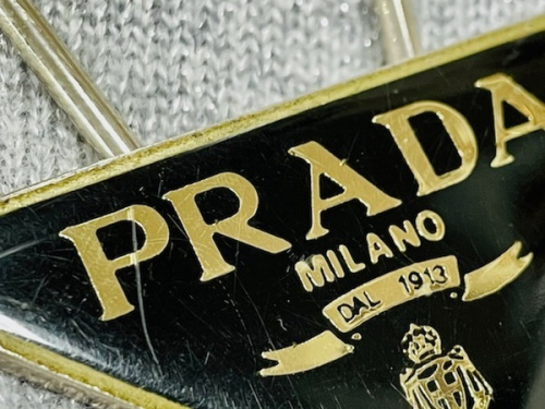 PRADAのエンブレム
