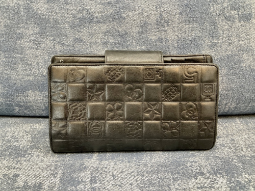 2つ折り財布のCHANEL