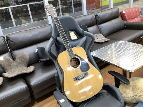 中古楽器店のギター