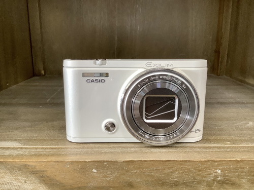 デジタルカメラのコンパクトデジタルカメラ