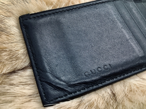 GUCCIのミニマルウォレット