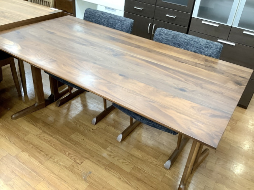 生活家具のテーブル