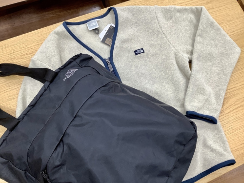 トップスのカーディガン