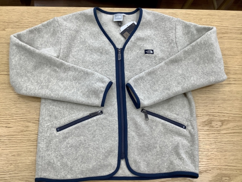 カーディガンのアルマディラカーディガン