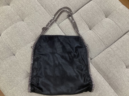 トートバッグのチェーンバッグ